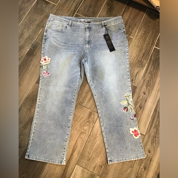 NWT! Lee Light Blue Straight-Leg Jeans with Floral Embroidery - Picture 2 of 5